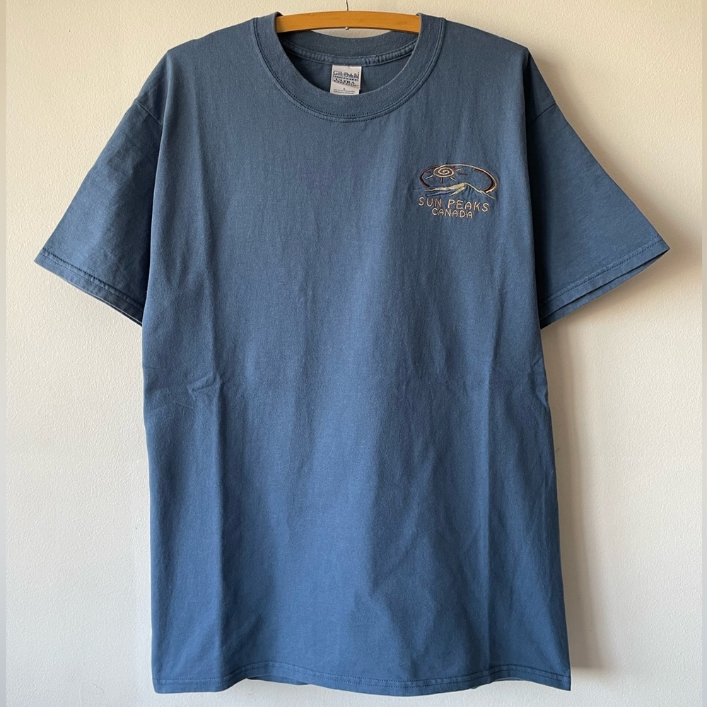 Vintage 2000’s Embroidered Mountain Nature Canada tee